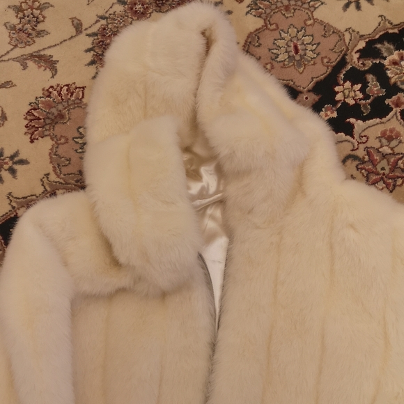 Elegant and beautiful ladies jacket size xl - Picture 2 of 4